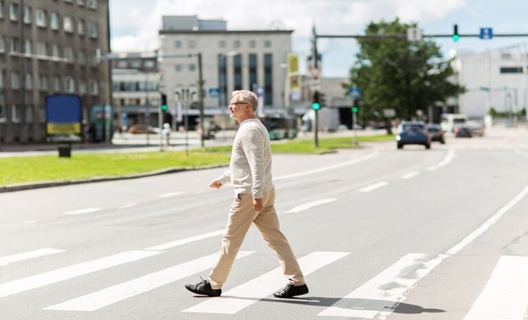 Older adult with COPD walking in an urban area affected by traffic-related air pollution