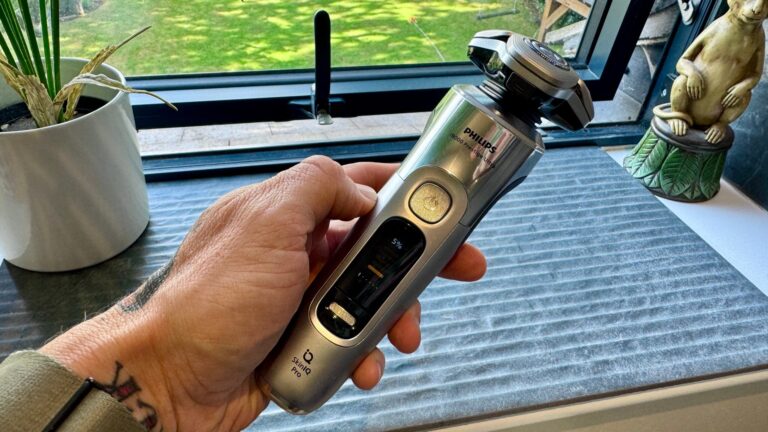 Philips i9000 Prestige Ultra - tester holding shaver